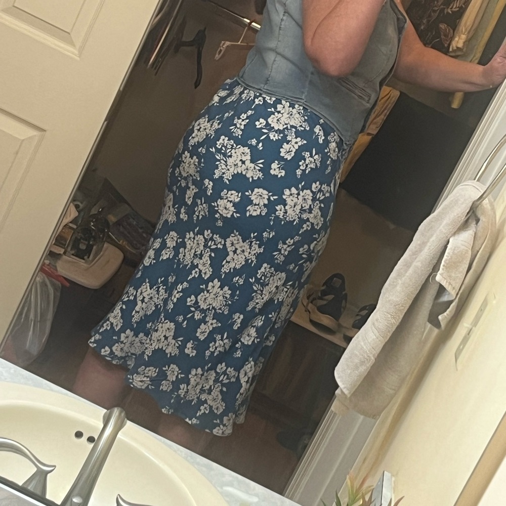 Blue Midi Skirt with Flowers, new w/o tags - Picture 8 of 9
